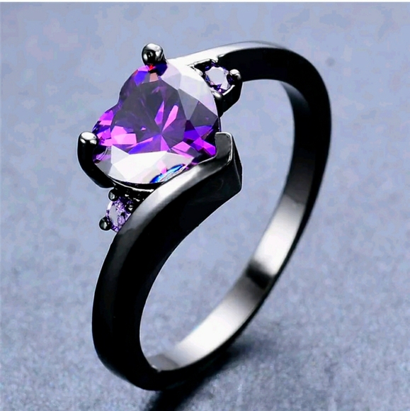 *Sale* New Purple Heart Shaped CZ 18kt Black Gold Ring. - Picture 2 of 2